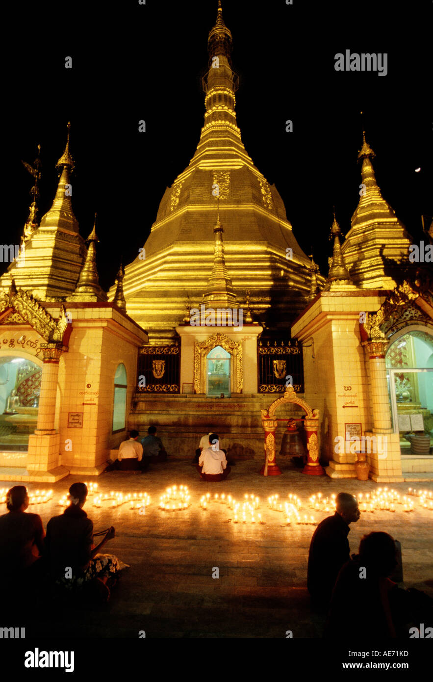 Yangon (Rangoon) Myanmar Burma Shwedagon-Pagode mit buddhistischen Gläubigen in der Nacht Stockfoto