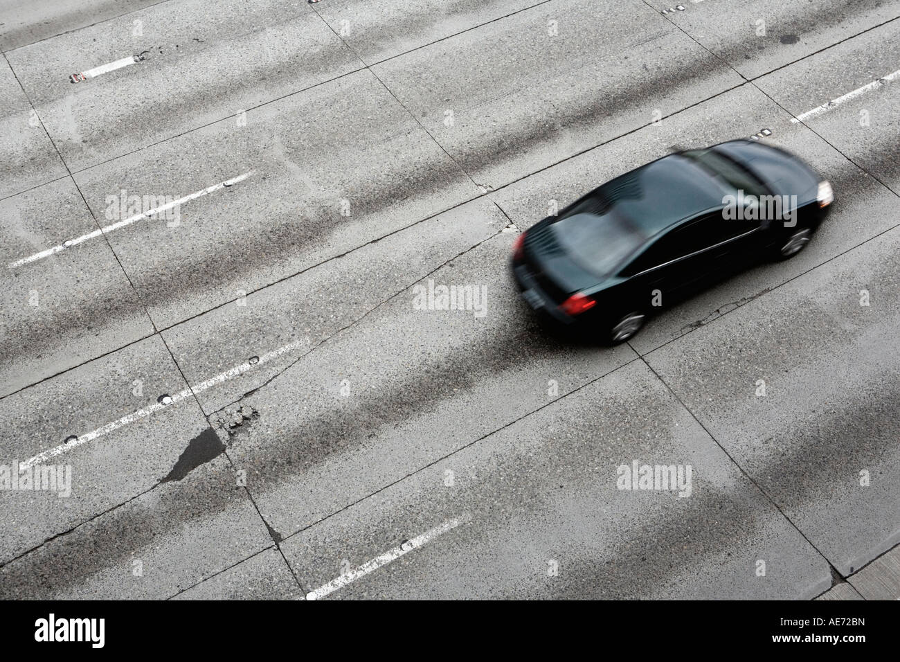 Betonstraße Autobahn mit Rissen und Patches und Auto fahren drauf getragen Stockfoto