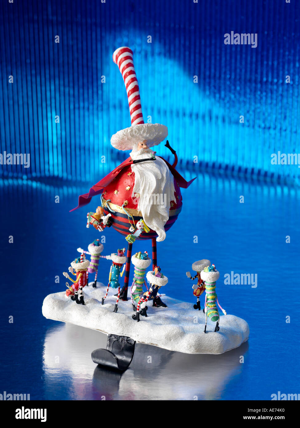 Santa und seine kleinen Helfer Elfen und Kobolde Stockfoto