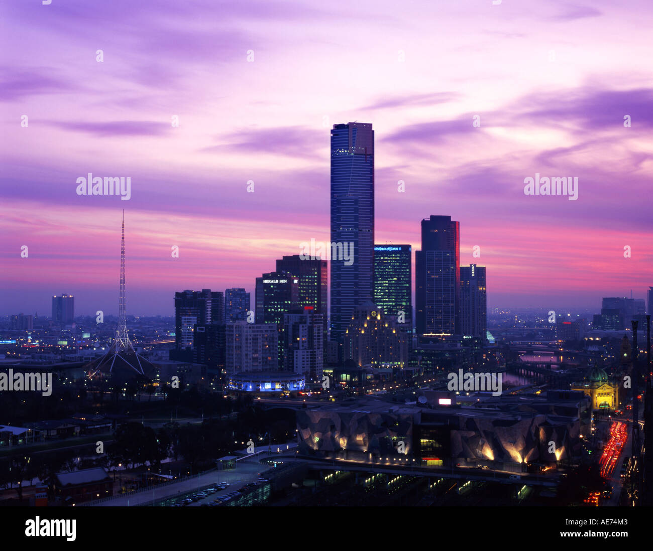 Southbank Melbourne mit Eureka Tower Centre und Federation Square im Vordergrund Victoria Australien Stockfoto