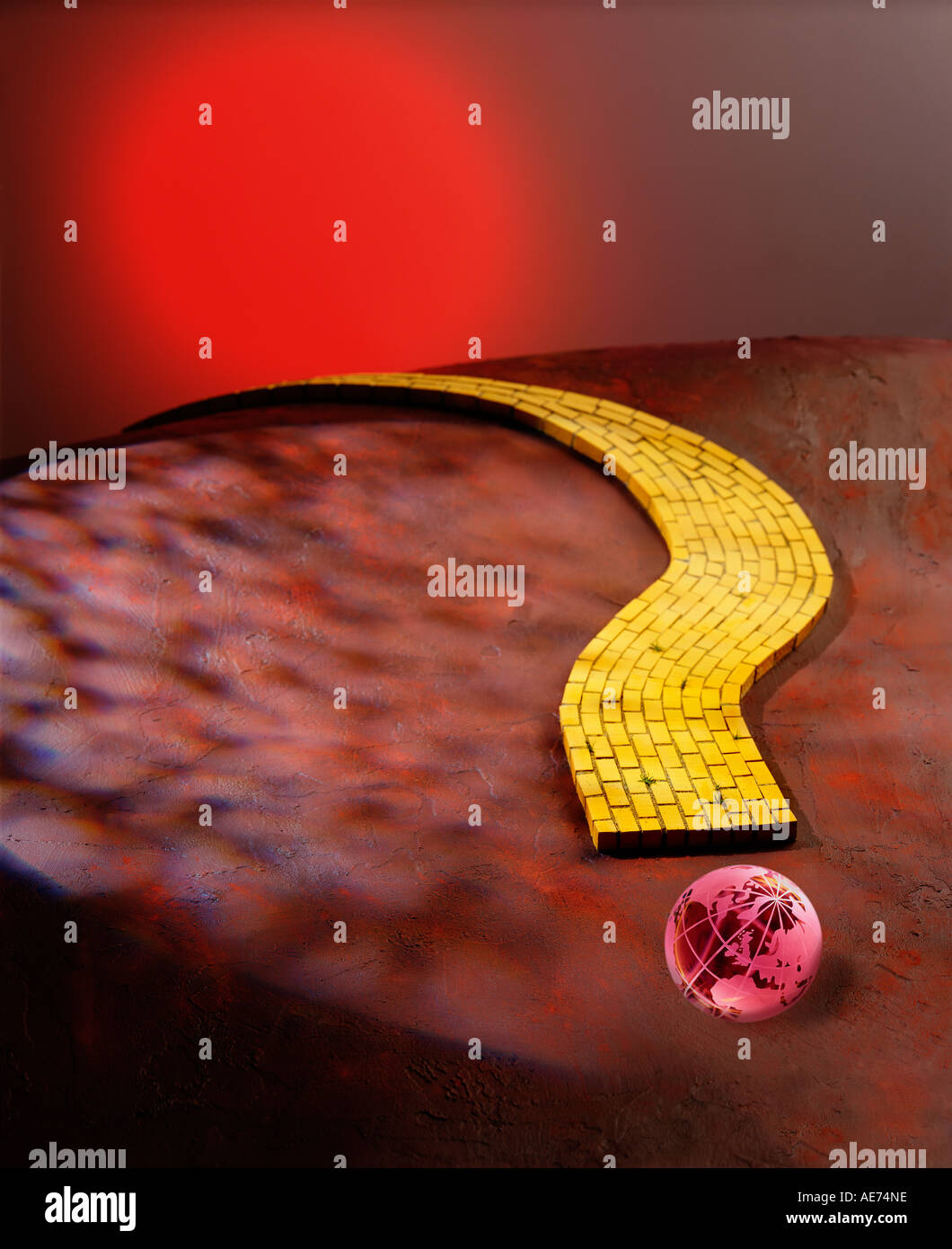 Yellow Brick Road mit einem transparent rosa Globus der Erde in Richtung Sonnenuntergang Stockfoto