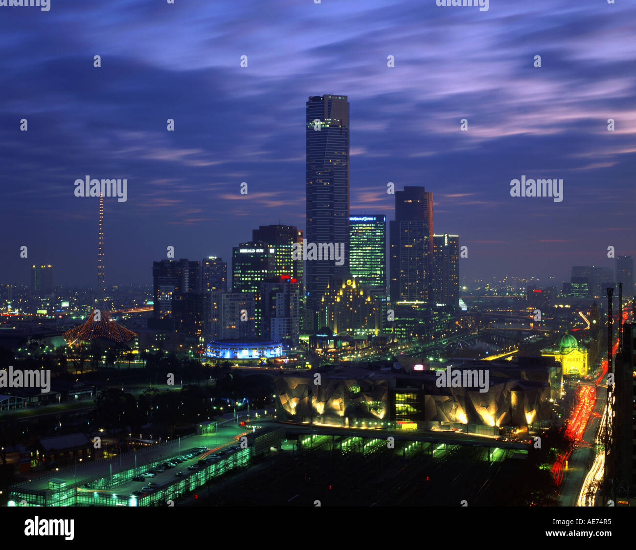 Southbank Melbourne mit Eureka Tower Centre und Federation Square im Vordergrund Victoria Australien Stockfoto