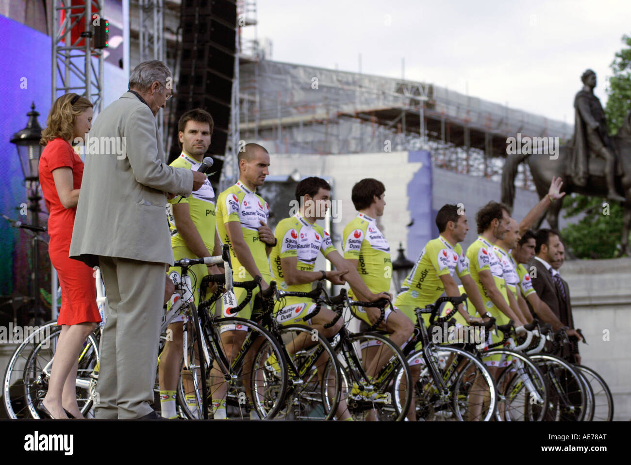 Katie Derham und Hugh Porter vorstellen die Saunier Duval Prodin Radsport-Team bei der Eröffnungsfeier der Tour De France 2007 Stockfoto