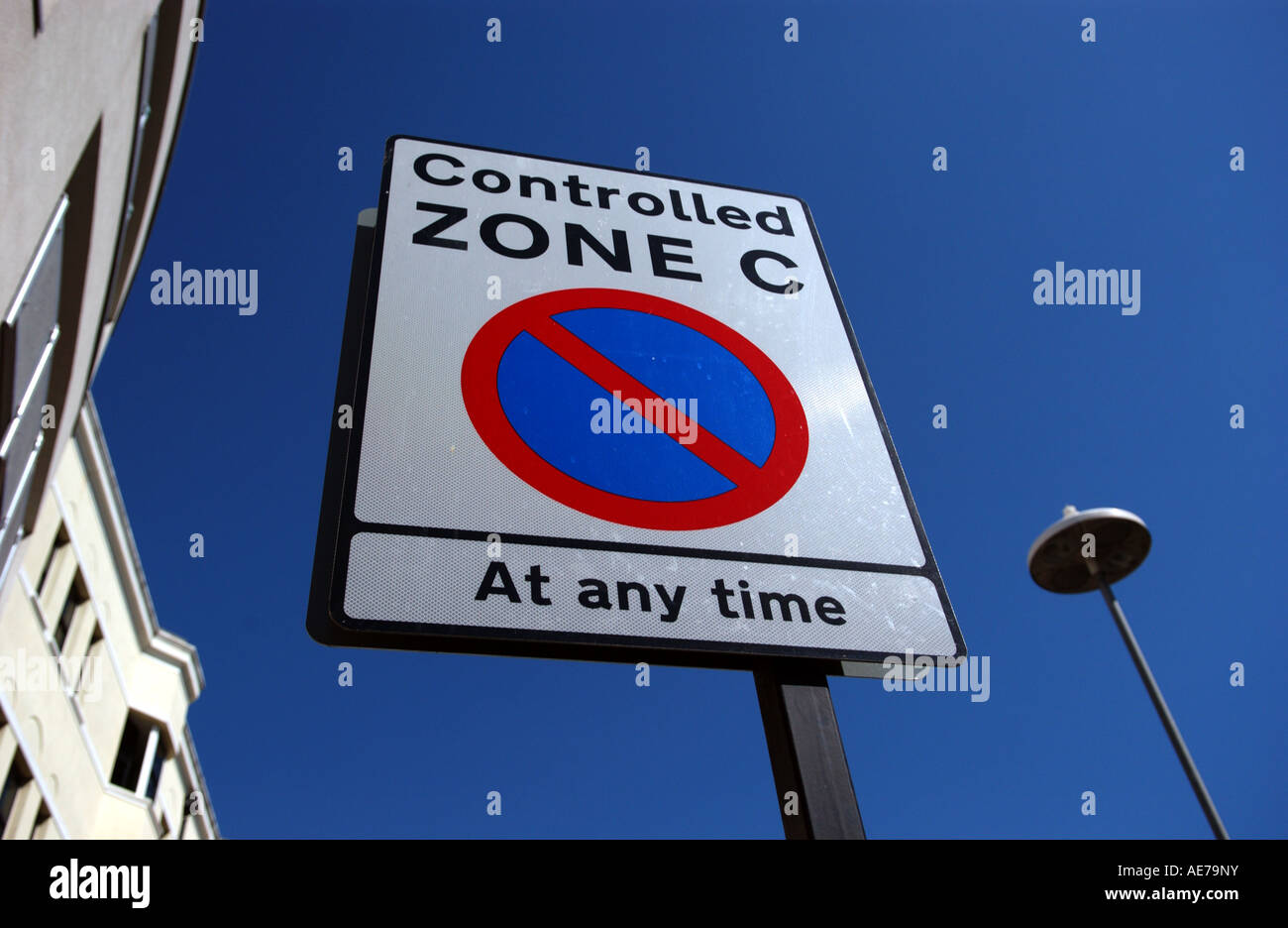 Parkzone kontrollierte Gebiet gegen blauen Himmel UK Stockfoto