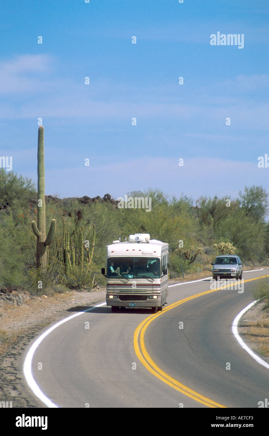 Ein Wohnmobil übergibt Saguaro Kaktus am Pfeifenorgel National Monument in Arizona Stockfoto