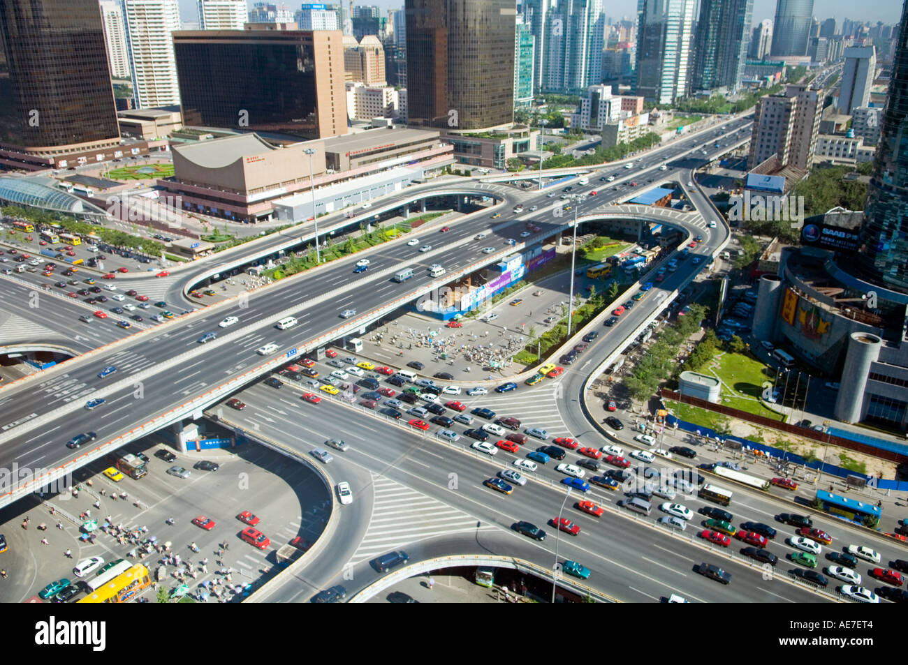 Hochstraßen schneiden in das zentrale Geschäftsviertel von Peking im oberen Bereich China World Trade Center Stockfoto