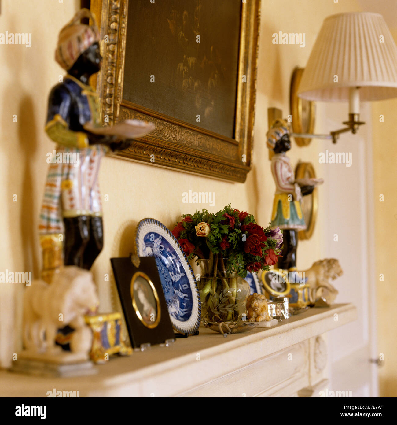 Detail der Kaminsims Display im englischen Landhaus-Wohnzimmer Stockfoto