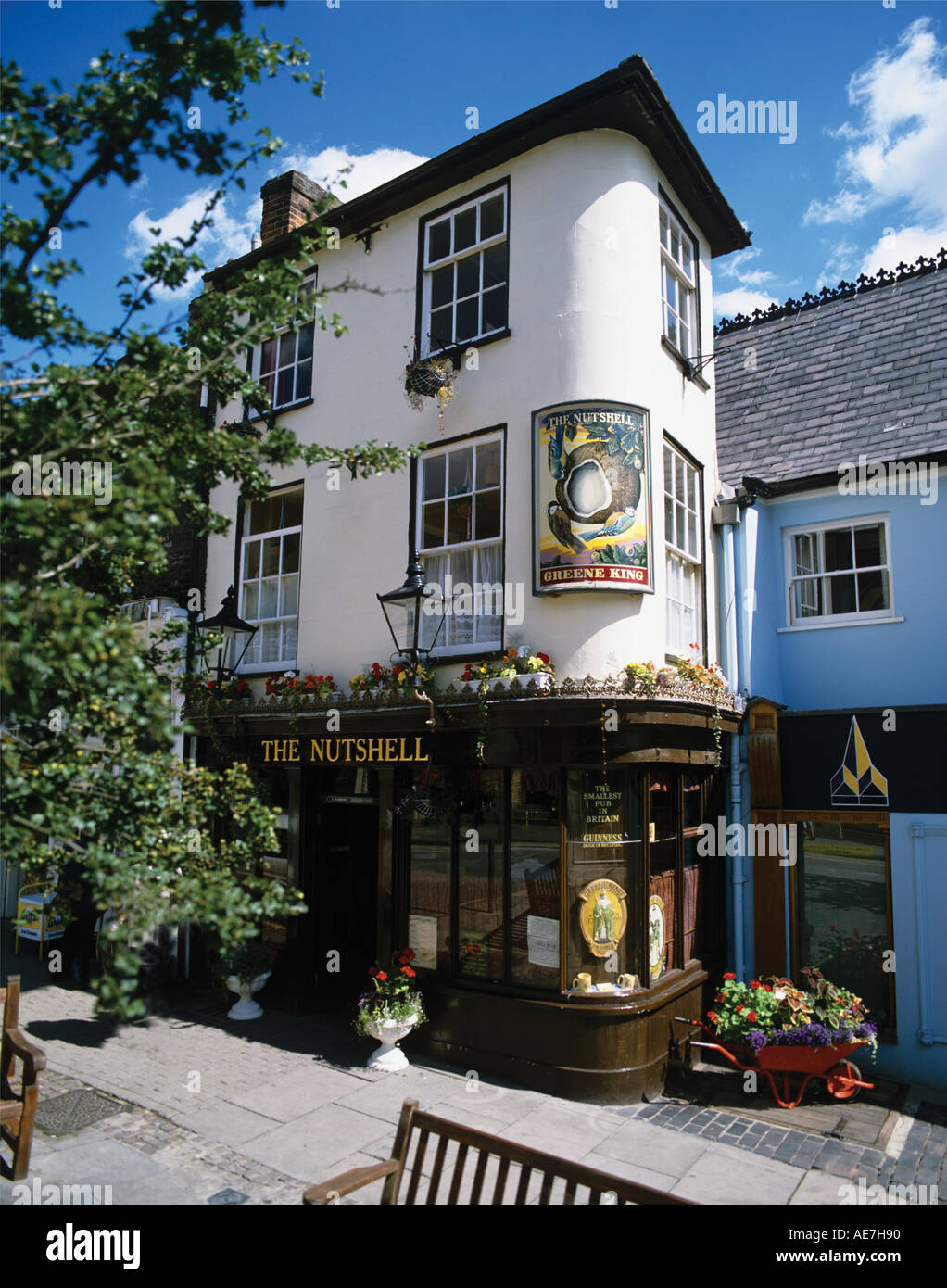 Die kleinste Kneipe in Großbritannien Bury St Edmunds ein Dutzend Menschen füllen es Besitz von lokalen Brauerei Greene King Suffolk Stockfoto