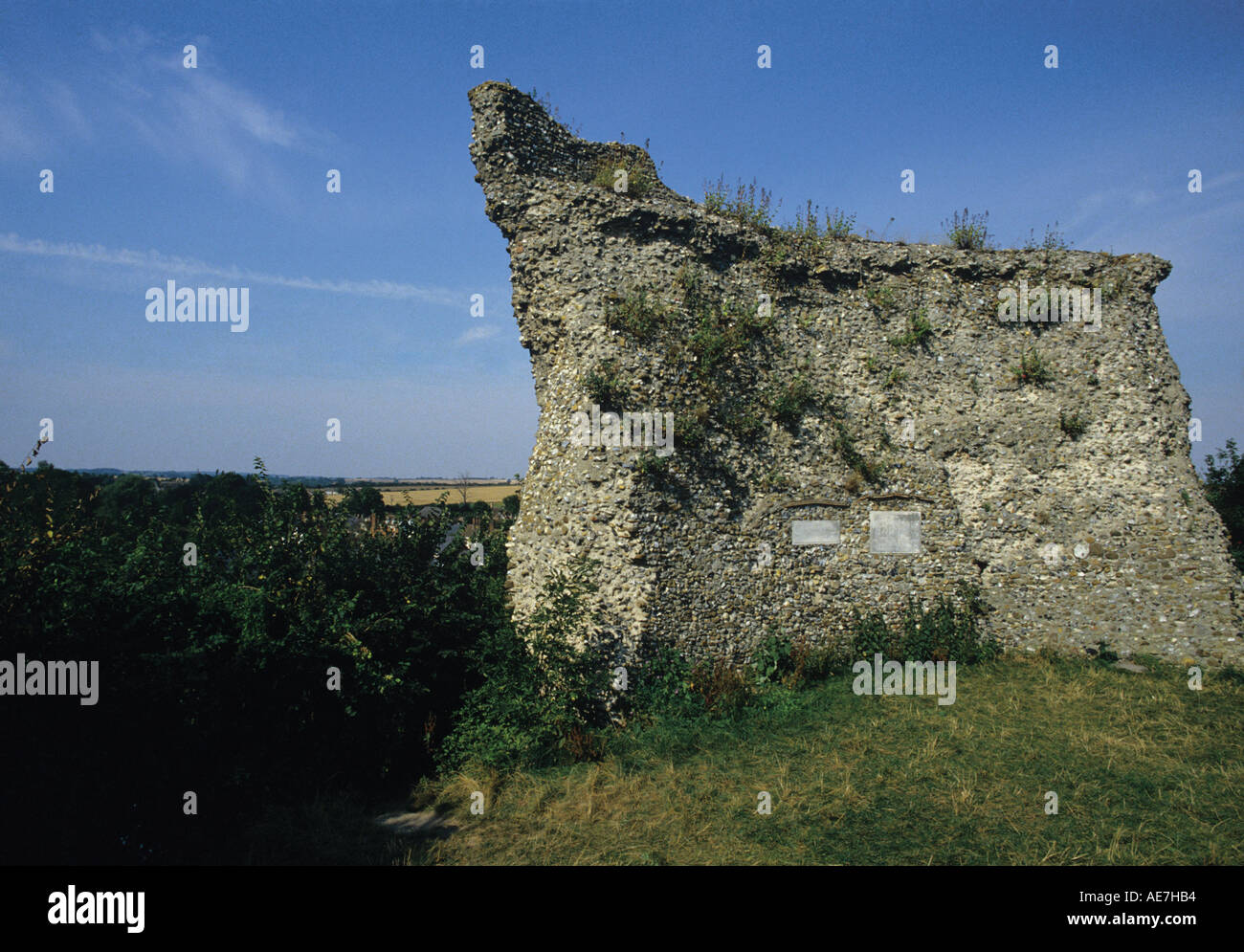 Bleibt der Burg auf dem Hügel mit Blick auf Clare Schlosspark und das Dorf von Clare Suffolk Termine von 1090 Stockfoto