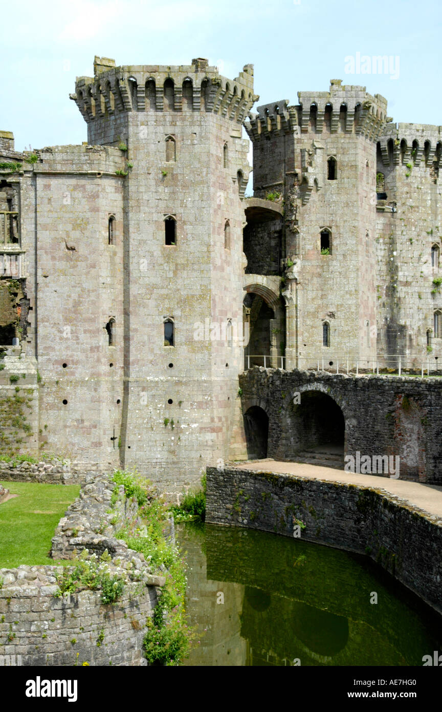 Das Torhaus Reichweite und Graben in Raglan Castle Monmouthshire South East Wales UK Stockfoto Das Torhaus Reichweite und Graben in Raglan Castle Monmouthshire South East Wales UK Stockfoto