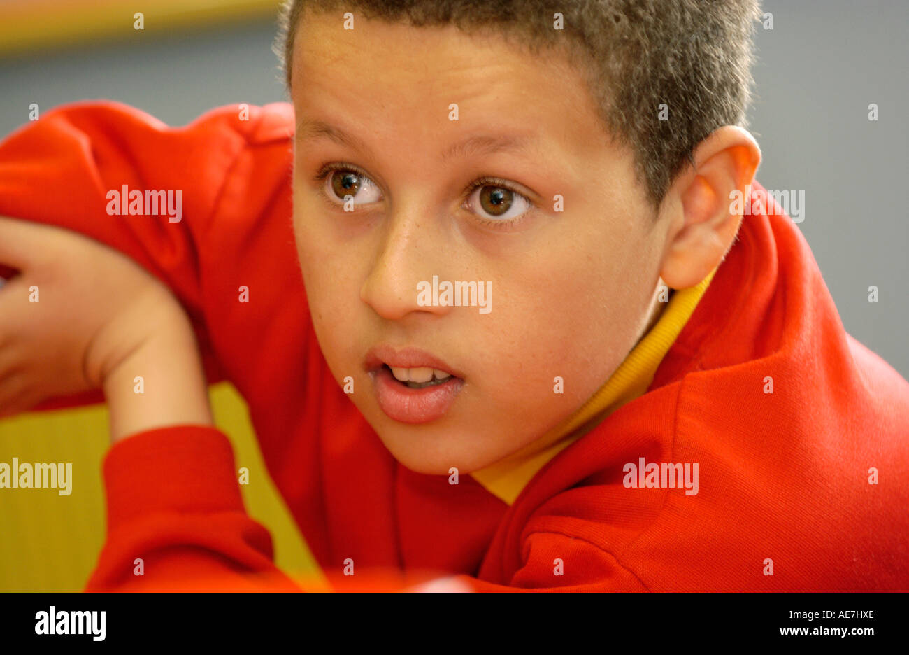 Schülerinnen und Schüler in kreative Schreibwerkstatt statt im Klassenzimmer einer multikulturellen Grundschule in UK Stockfoto