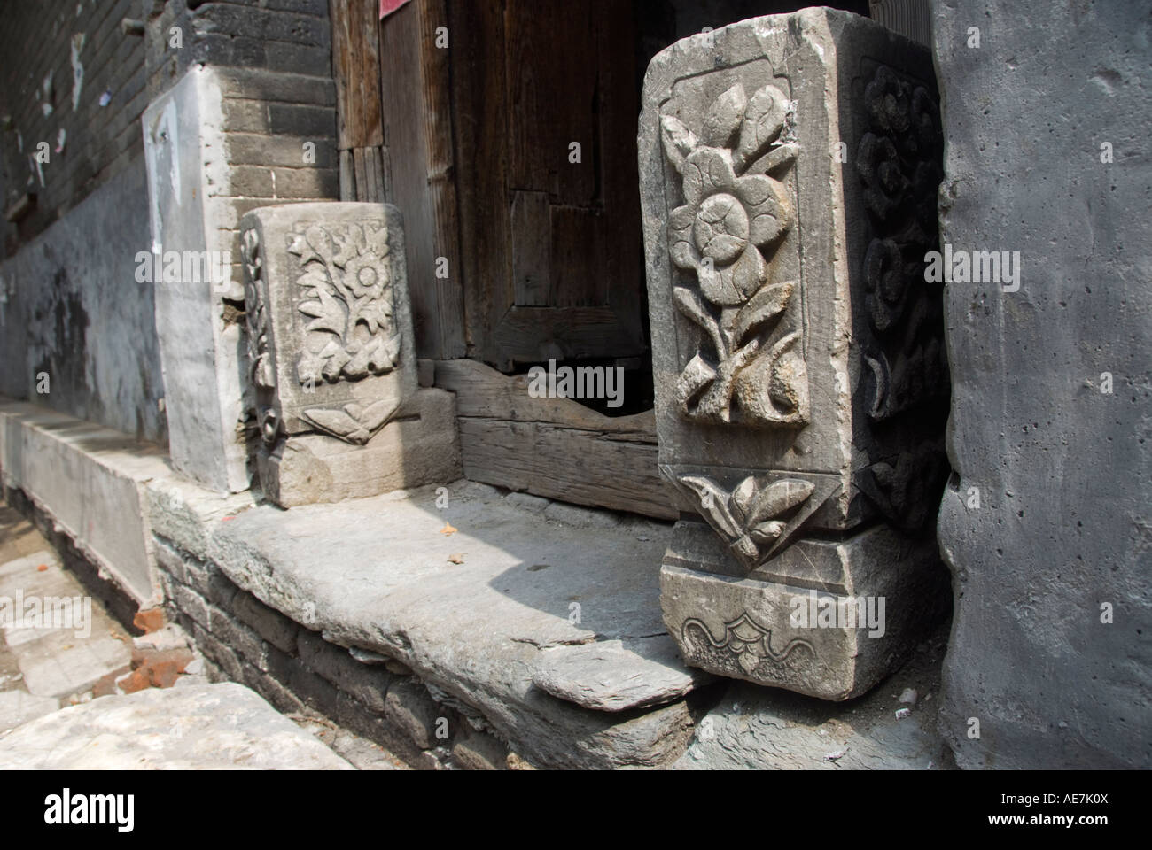 Detail der traditionellen geschnitzten Tür Steinen im old House in Beijing Hutong 2007 Stockfoto