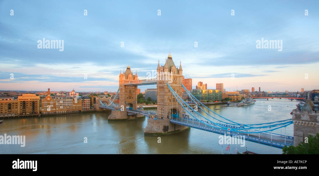 UK London Tower Bridge über die Themse angesehen Stockfoto