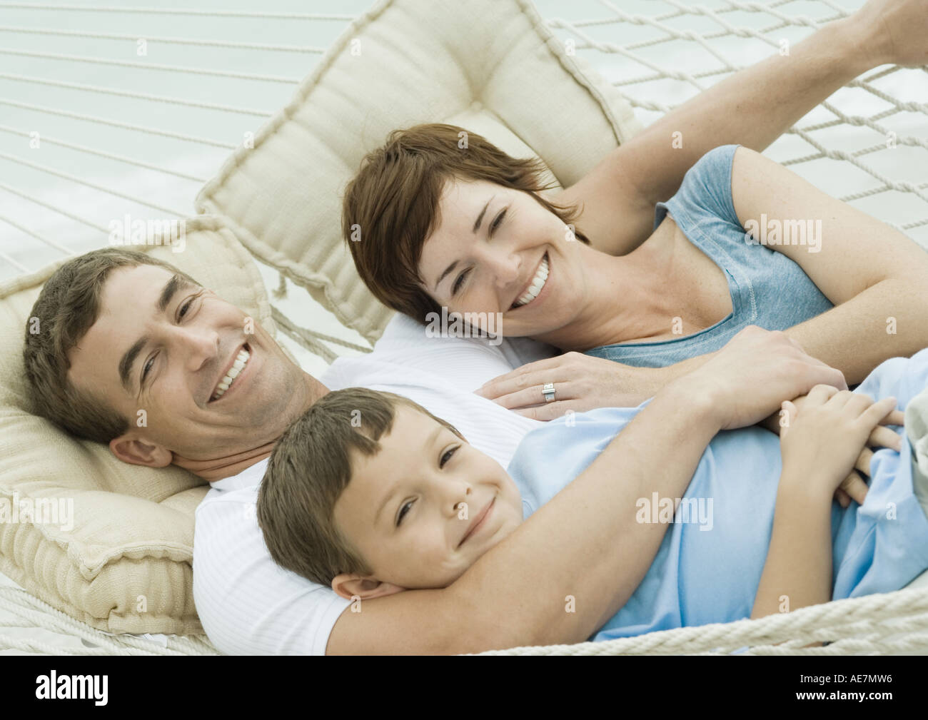 Familie zum Entspannen in der Hängematte Stockfoto