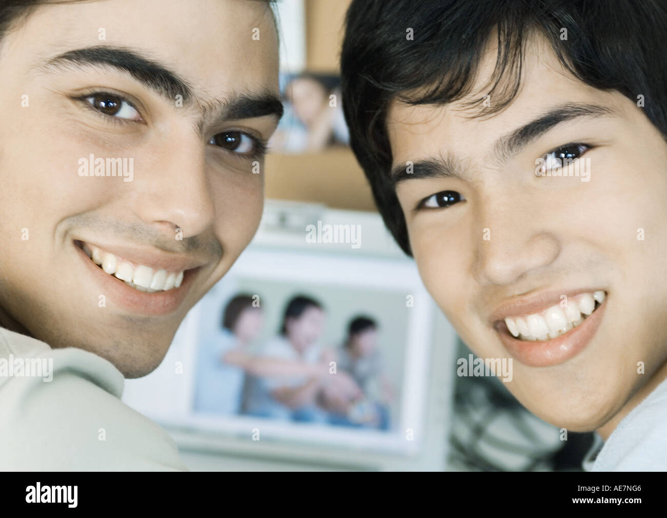 Zwei junge Männer, Lächeln, Foto im Hintergrund Stockfoto