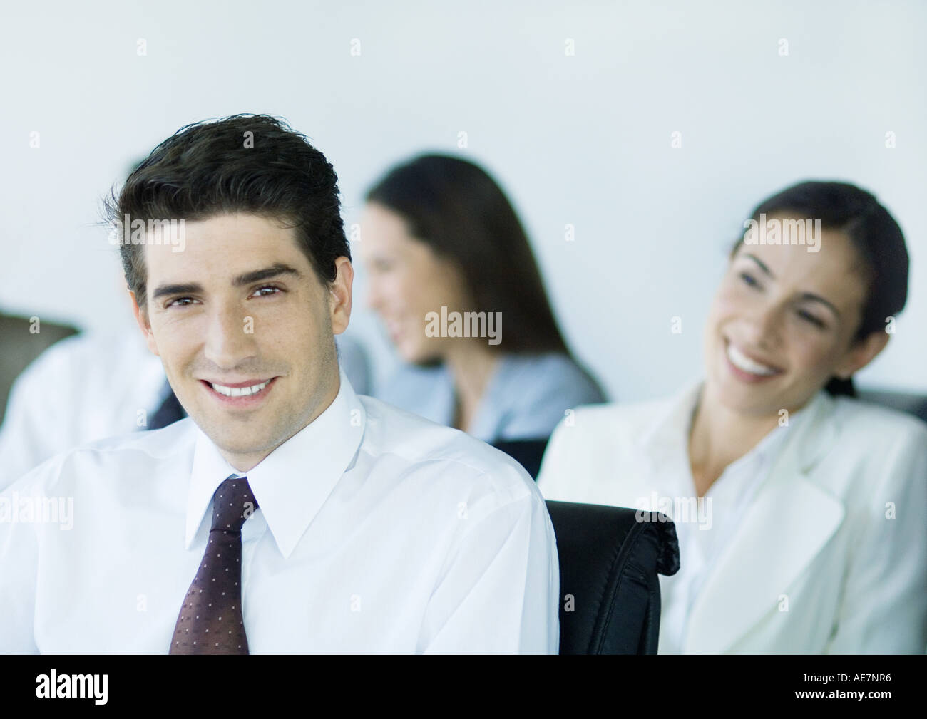 Geschäftskollegen lächelnd Stockfoto