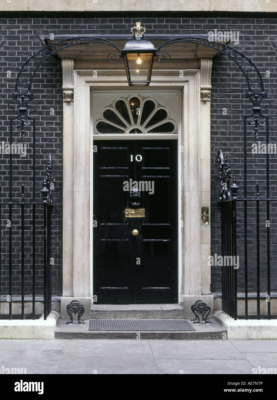 Glühbirne an der schwarzen Tür der Downing Street 10 zur offiziellen Residenz des Premierministers im Bezirk Whitehall Westminster London England Großbritannien Stockfoto