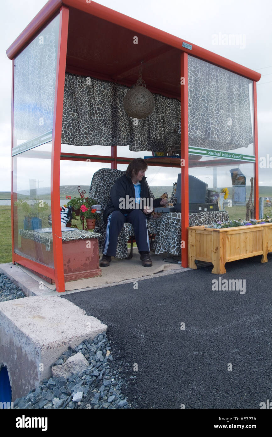 dh Baltasound UNST SHETLAND Frau mit Computer bei dekoriert Wartehalle Stockfoto