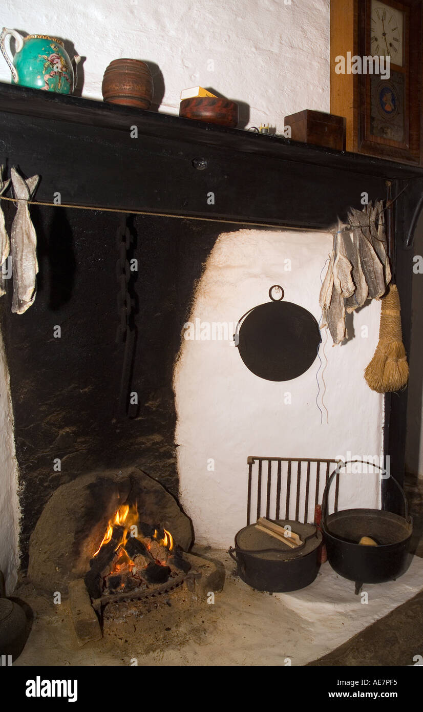 dh Shetland Croft House Museum SOUTHVOE SHETLAND Farmhouse Kamin Wasserkocher Töpfe und getrocknete Fische öffnen Torffeuer brennende Hütte inneren Herd Stockfoto