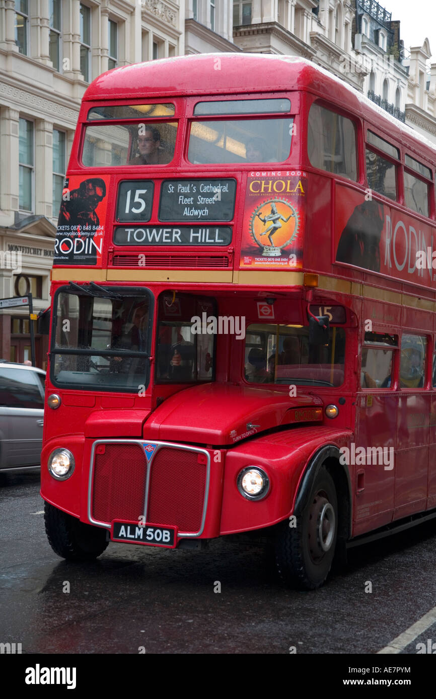 Nr. 15 Old London roten Doppeldecker-Bus-Transport Stockfoto