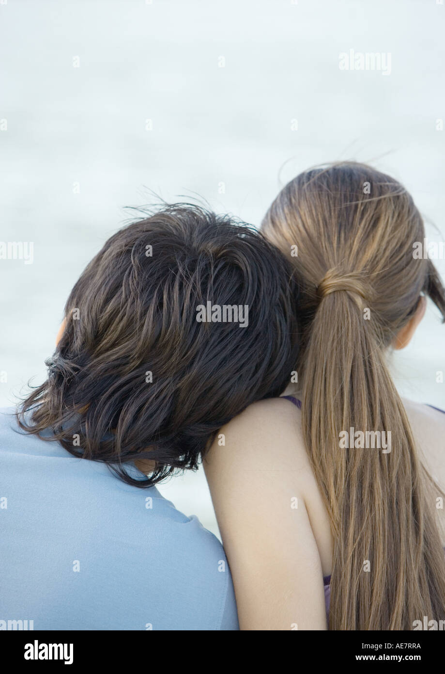 Ein junger Mann schiefen Kopf auf des Mädchens Schulter, Rückansicht Stockfoto
