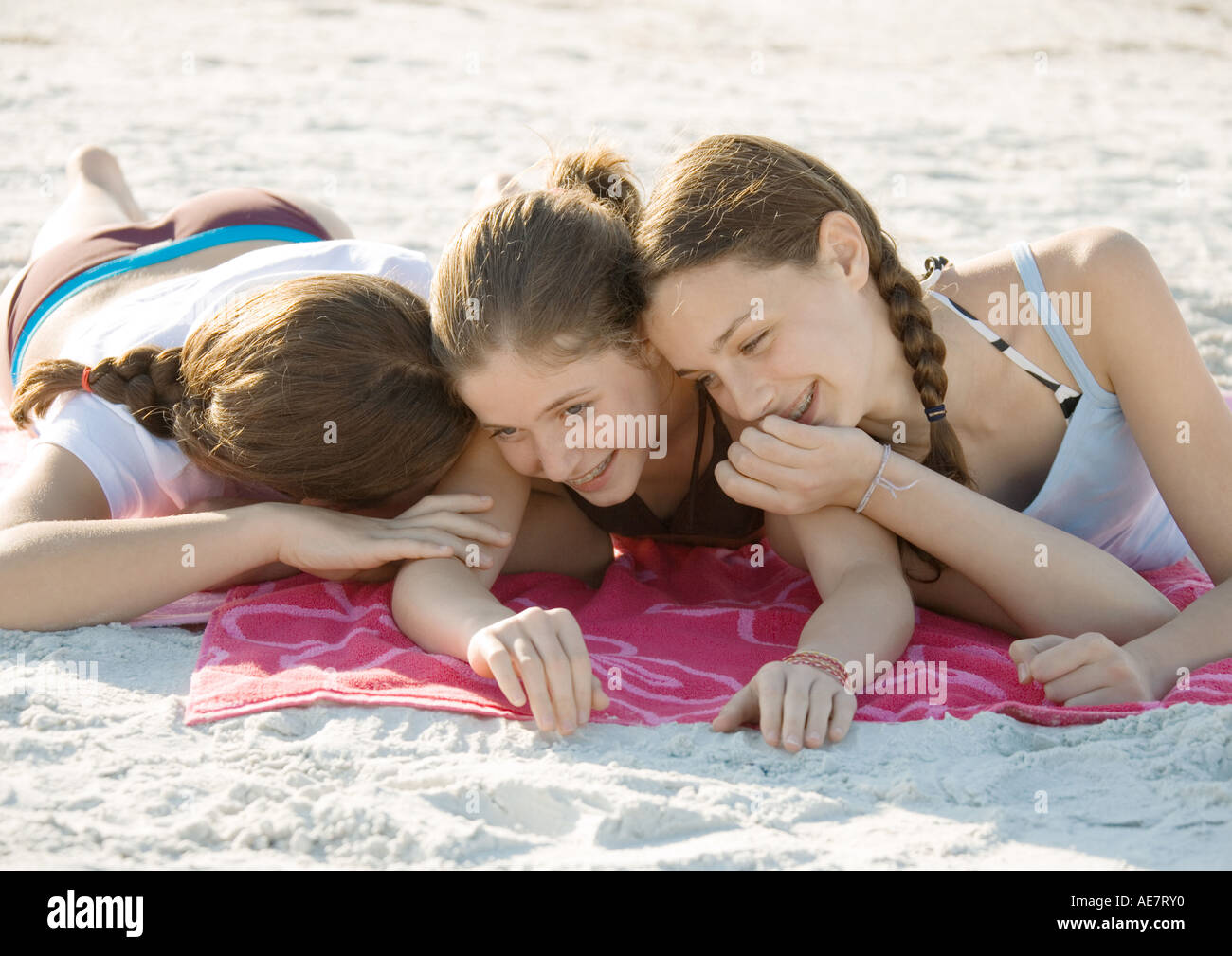 Drei Preteen Mädchen Am Strand Liegen Und Kichern Stockfotografie Alamy 