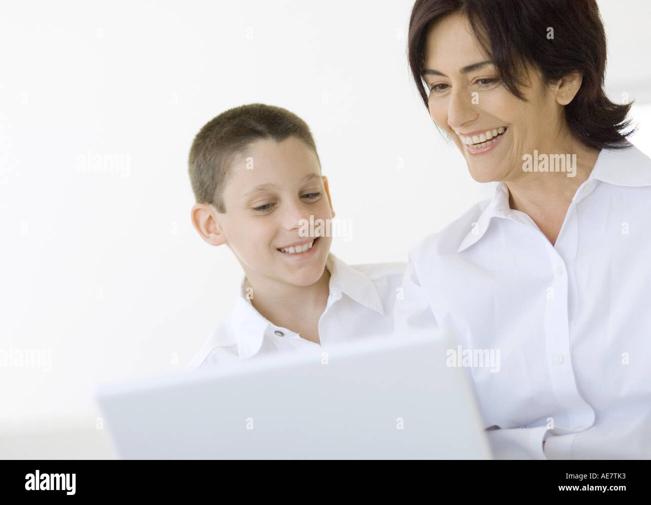 Junge und Großmutter mit laptop Stockfoto