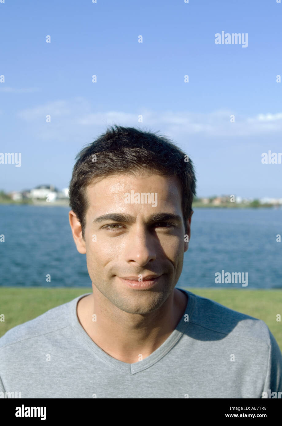 Mann mit See im Hintergrund, Porträt Stockfoto