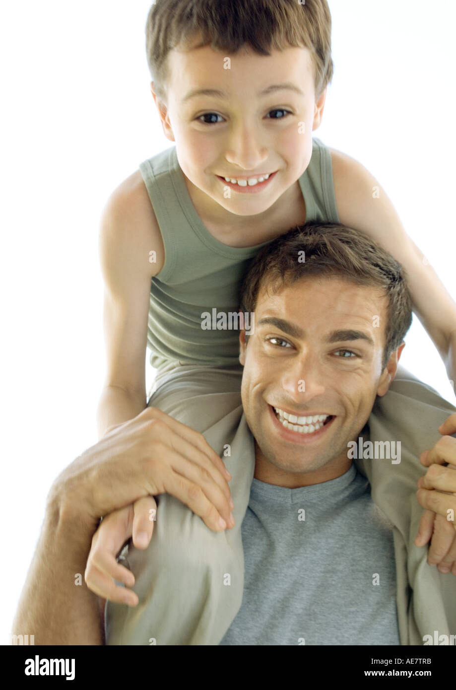 Mann mit Sohn sitzen auf Schultern, Lächeln Stockfoto