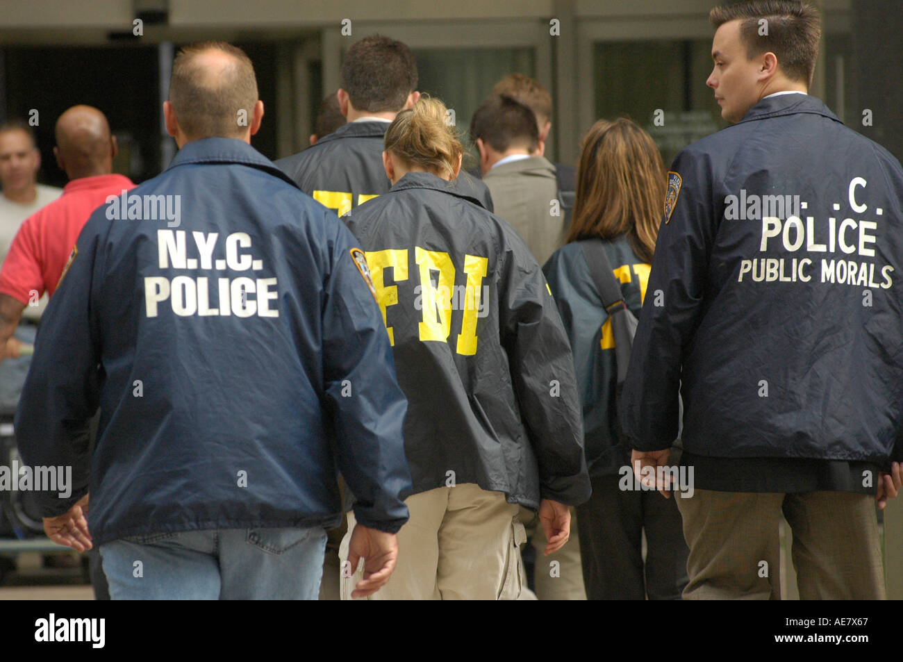 NYC Kriminalbeamten und FBI-Agenten escort einige ältere und mittlere gealterte angebliche Gangster aus der Buchungsmöglichkeit Stockfoto