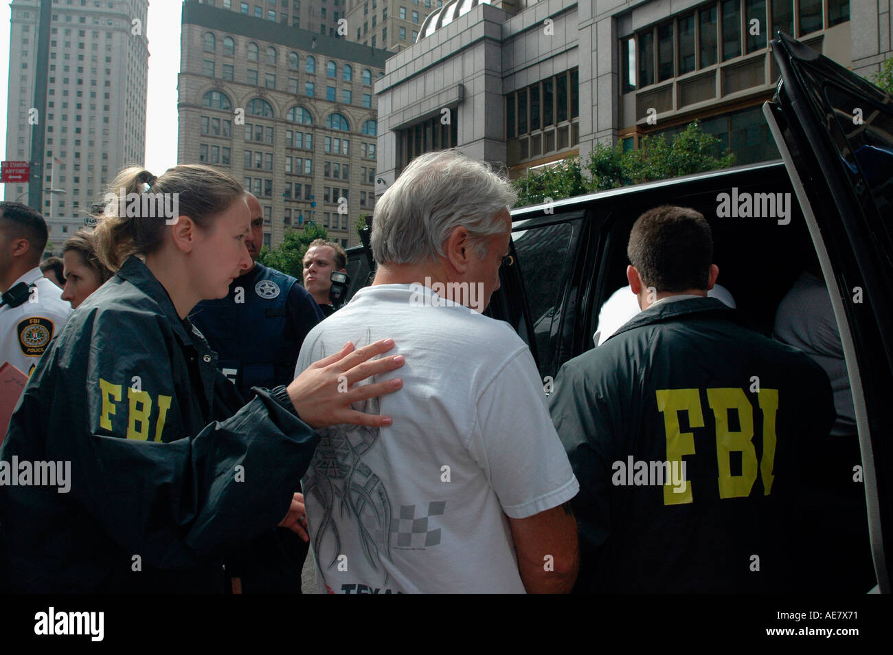 Nyc Polizeibeamte und FBI-Agenten escort einigen älteren und mittleren Alters mutmaßliche Mafiosi aus der Stockfoto