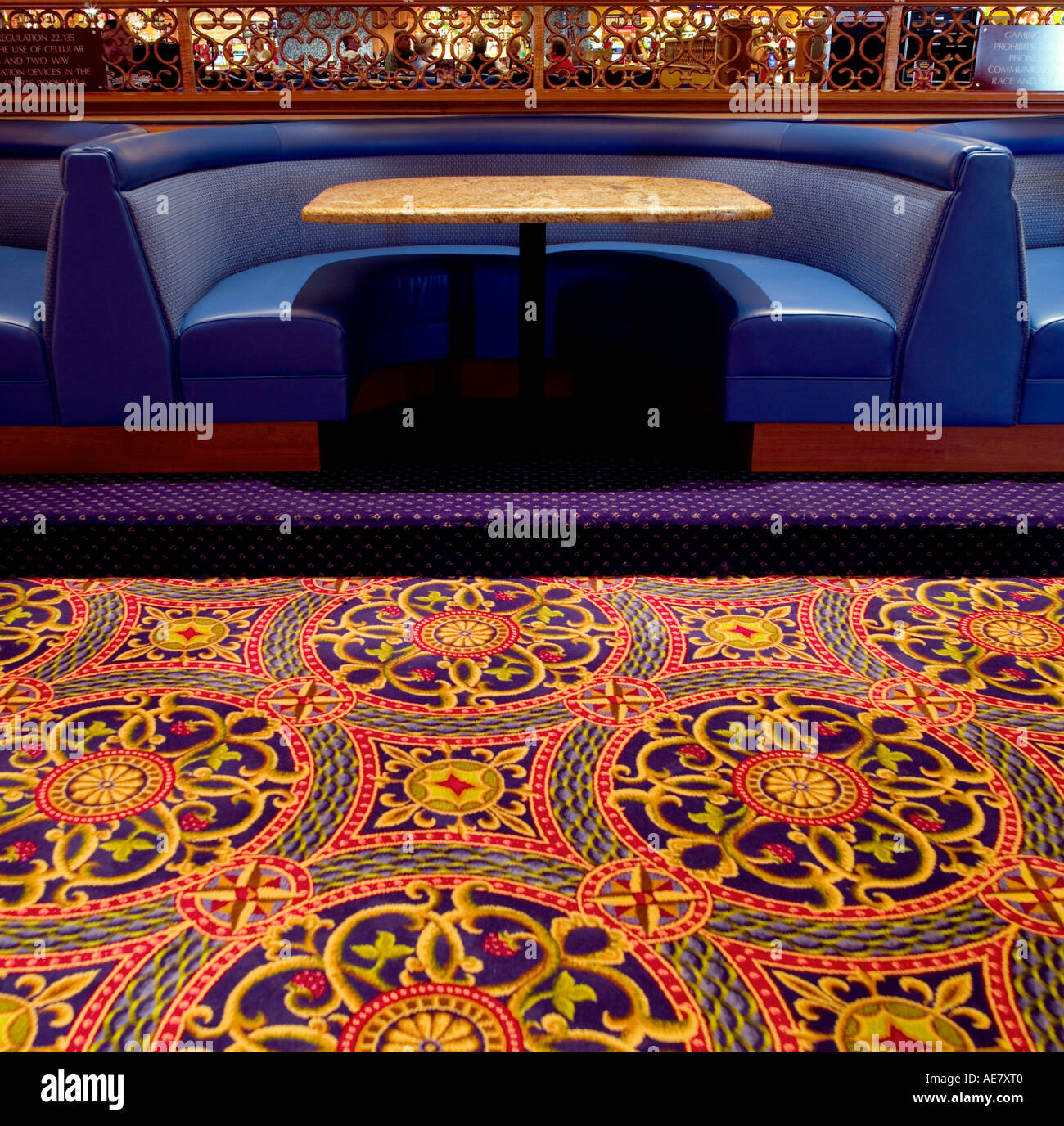 Las Vegas Casino Interieur, blaue Sitzbank mit Sitzgelegenheiten  gemusterten Teppich Stockfotografie - Alamy
