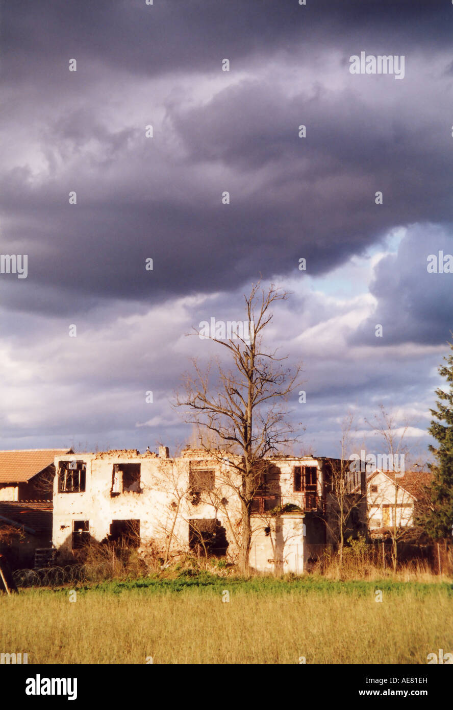 Ausgebombten Hauses in einem Vorort von Sarajevo, Bosnien und Herzegowina, 2002 Stockfoto