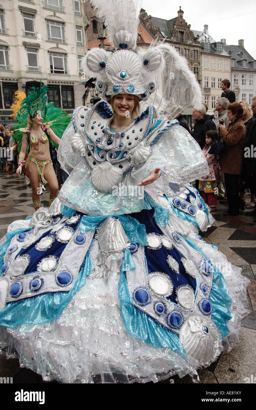 Frau in großen Kostüm Kopenhagen Karneval 2006 Stockfoto