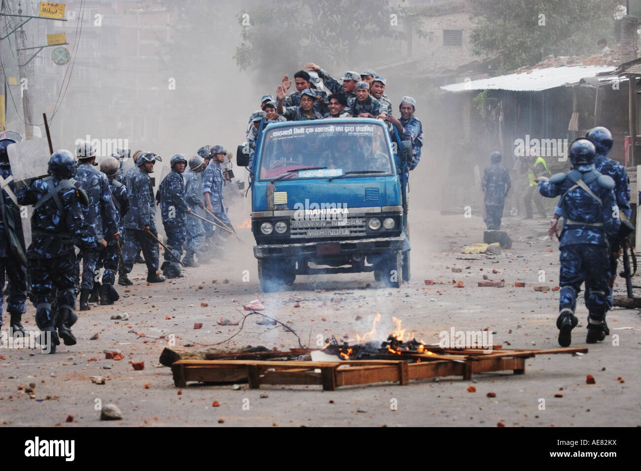 Polizei erhält Verstärkung im Kalanki während des Aufstands Nepal 2006 im April Stockfoto