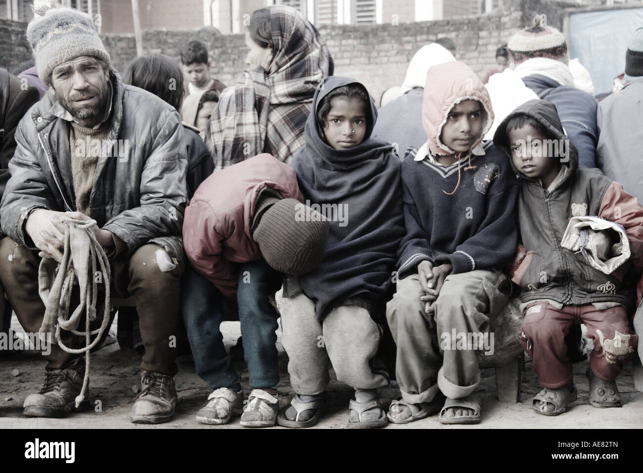 Nepalesen Essen in ein Winter-Suppenküche Kathmandu warten, Januar 2007 Stockfoto