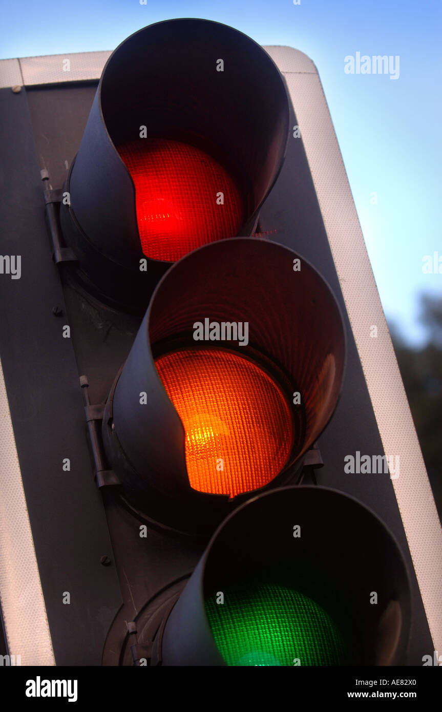 AMPEL ZEIGT GELB GRÜN UND ROT AM SCHEIDEWEG IM VEREINIGTEN KÖNIGREICH Stockfoto