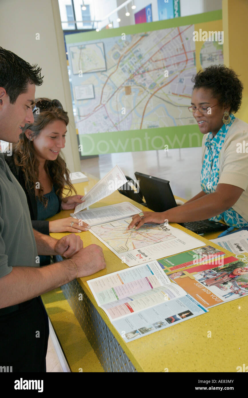 Ohio Cuyahoga County, Cleveland, Public Square, Visitors Bureau, Broschüren zu Sehenswürdigkeiten, Flugblätter, Informationen, Schwarze Frauen, hilft Paar, OH070731 Stockfoto