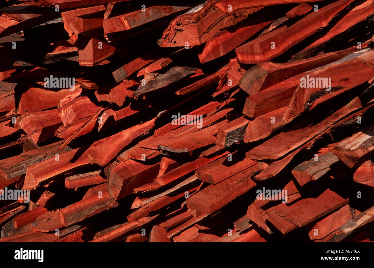 Rau gesägt "Red Gum" "off Cuts" am Sägewerk, Australien, Stockfoto