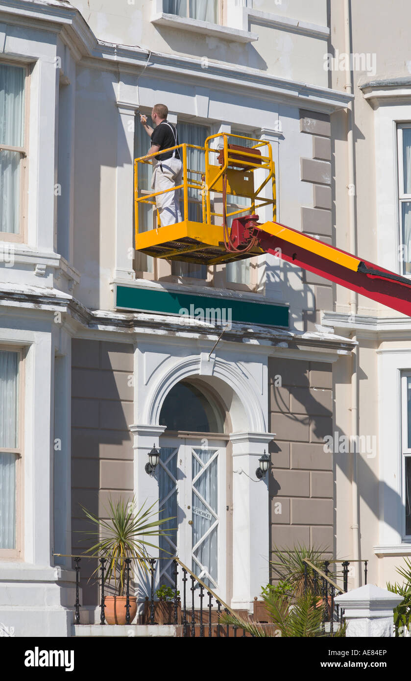 Maler malen Hotel von einem "Hubarbeitsbühnen" Llandudno Conwy "North Wales" Stockfoto