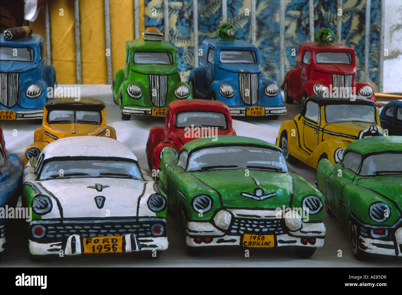 Bunte Spielzeugautos aus Papier, Modelle amerikanischer Klassiker der 1950er Jahre, zum Verkauf an einem Marktstand in Trinidad, Kuba Stockfoto