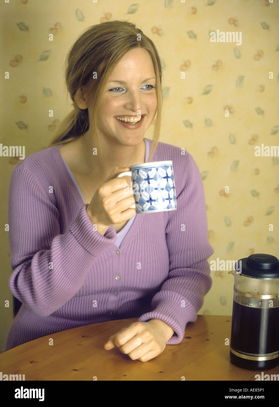 Frau mit Becher Kaffee Stockfoto