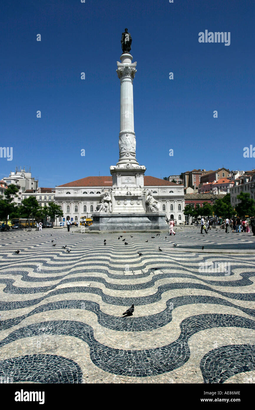 Die Statue von König Pedro IV im Mosaik gefliest Rossio Platz, Lissabon, Portugal. Stockfoto