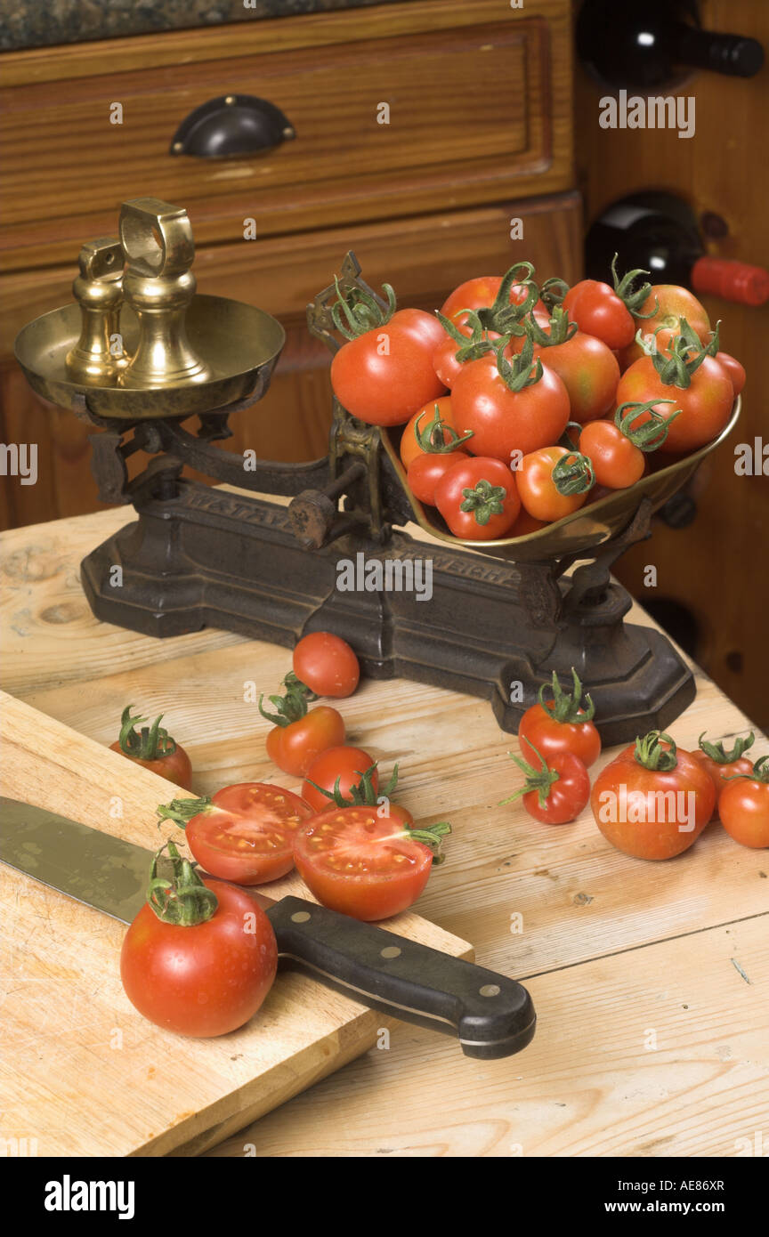Nach Hause angebauten Tomaten in eine traditionelle Landhausküche mit rustikalen Schuppen Stockfoto