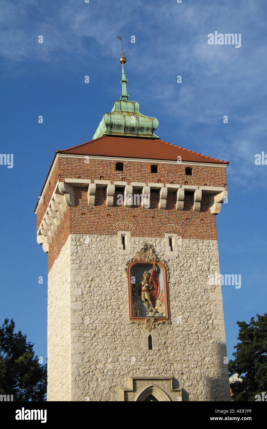 Sankt Florian Tor stammt aus dem um 1300, zeigt das 18. Jahrhundert Relief des St. Florian, Krakau, Polen. Stockfoto