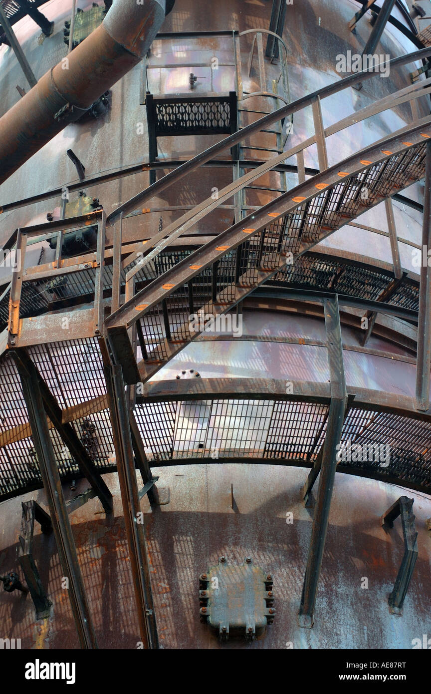 Außenseite von rostigem Metall-Silo und seine Treppe, geriebenen Gehwege, Geländer, Leitern und Plattformen. Stockfoto