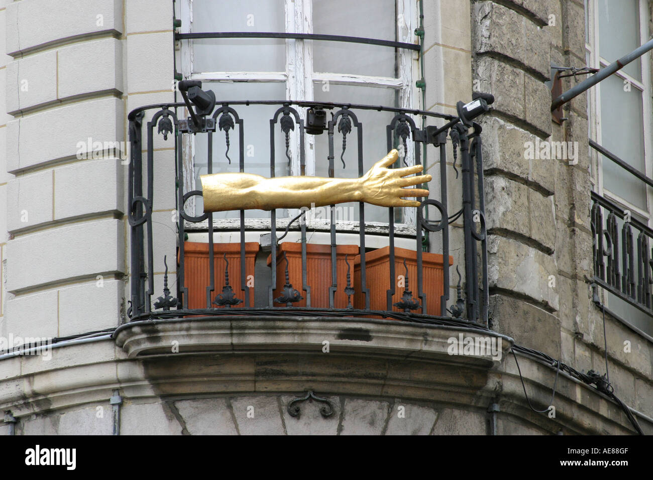 Goldenen Arm am Balkongeländer. Stockfoto