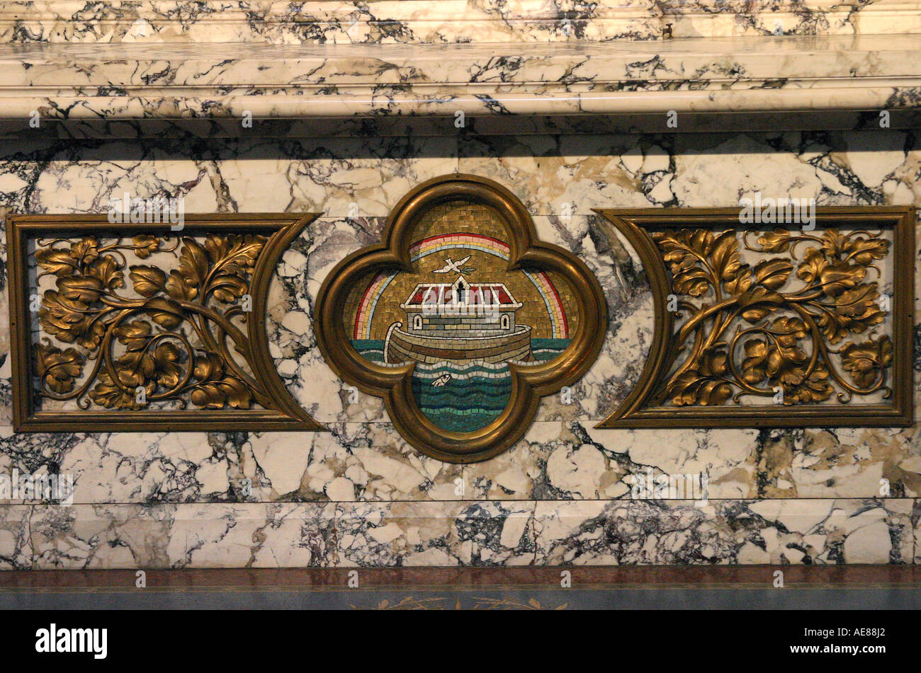 Darstellung der Arche Noah in Granit an der Cathedrale Notre Dame De La Treille, Lille, Frankreich. Stockfoto