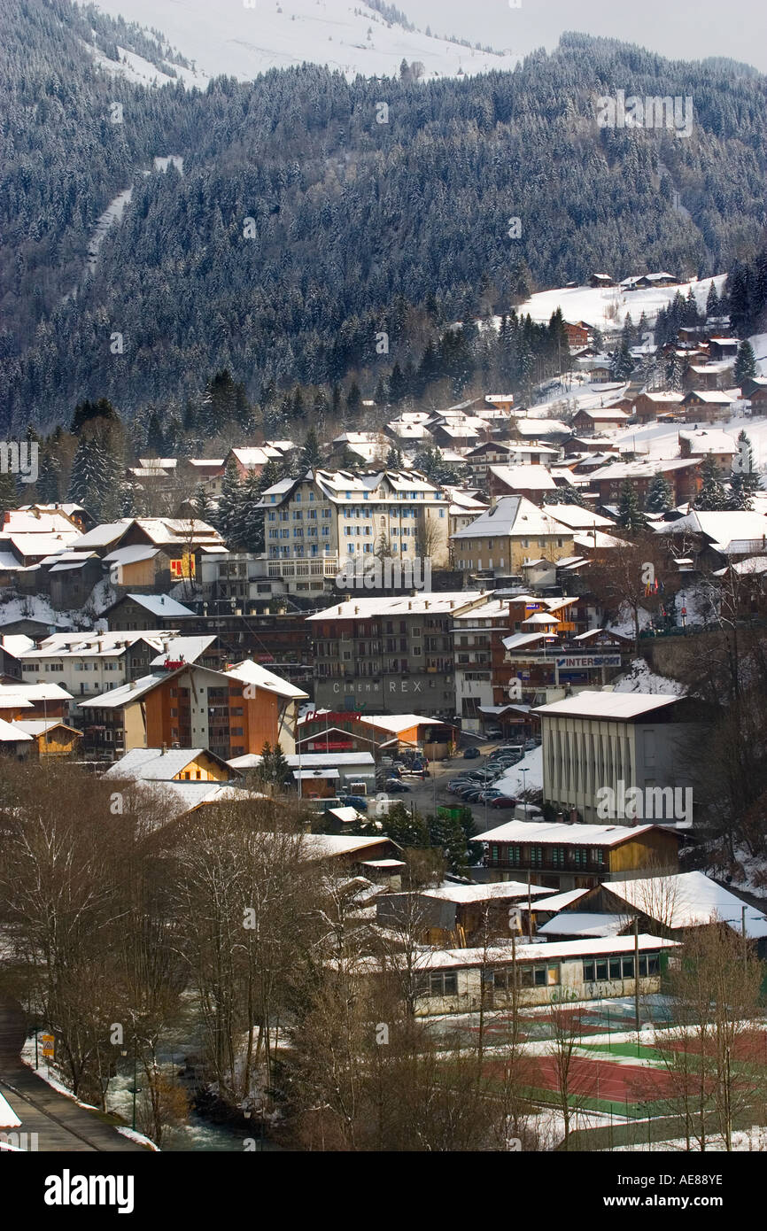 Schnee bestäubt Dächer von Morzine, Les Portes Du Soleil, Region Haute Savoie, Frankreich, Europa. Stockfoto