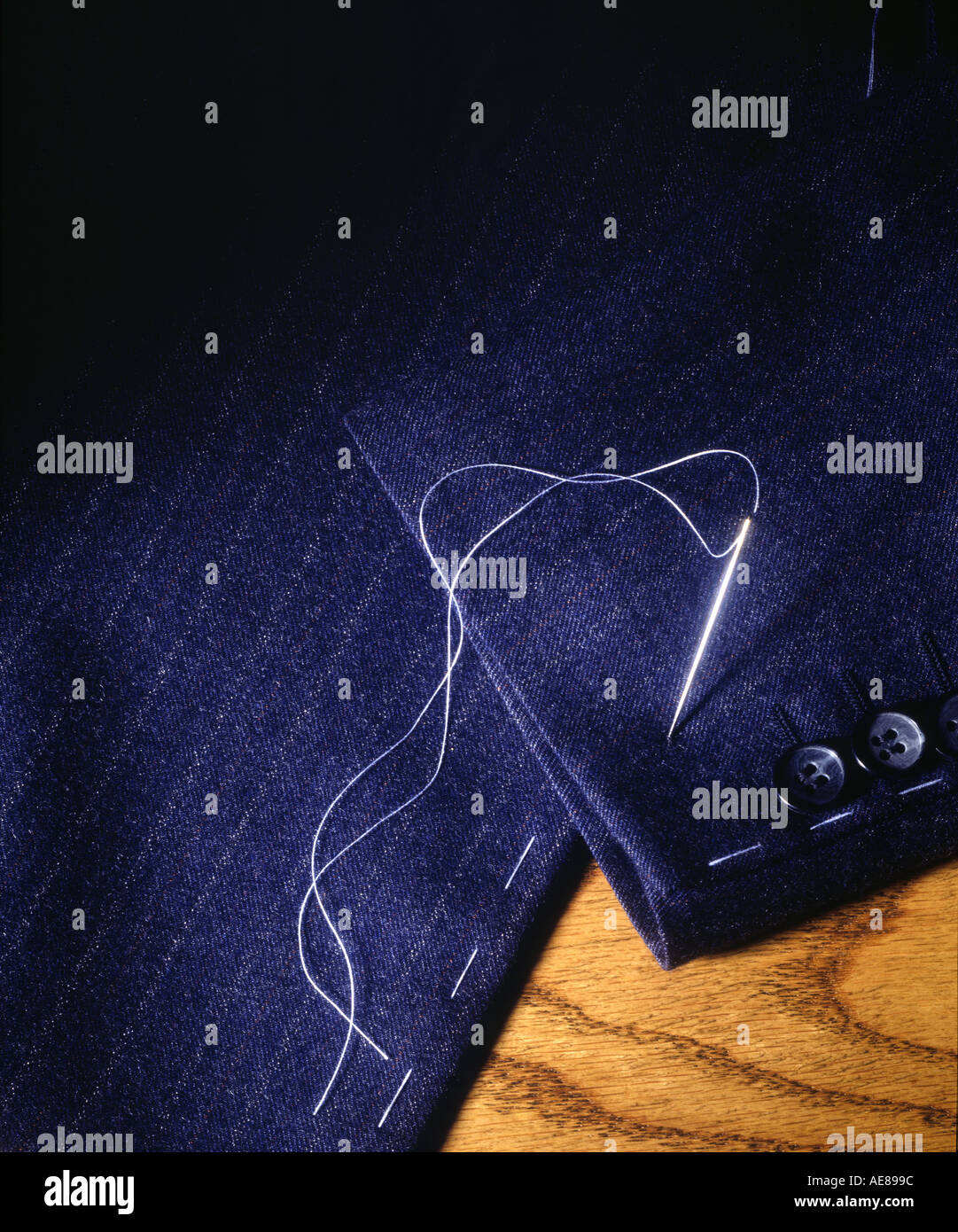 Nadel Faden nähen Reparatur Stoff Stitch ausbessern Join Material Reparaturen ändert Kleidungsstück Anzug Mantel Nähen Taylor Close-up Stockfoto